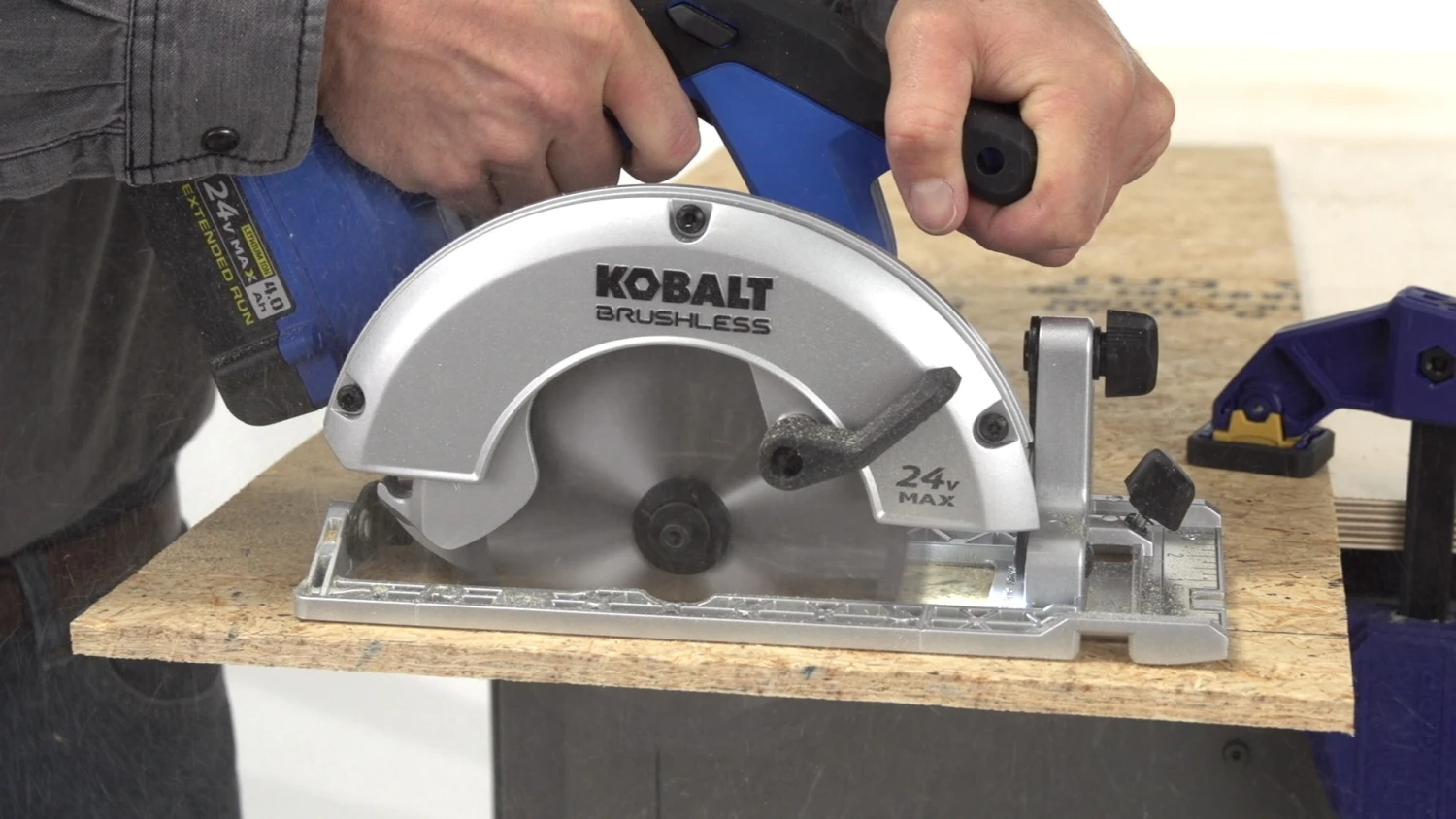 Kobalt Circular Saws 24-Volt Max 6-1/2-in Brushless Cordless Circular Saw Circular Saw 5 Kobalt Circular Saws 24-Volt Max 6-1/2-in Brushless Cordless Circular Saw Circular Saw - Image 5