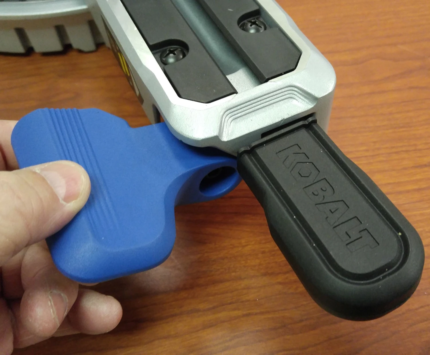 Kobalt Miter Saws 12-in 15 Amps Dual Bevel Sliding Compound Corded Miter Saw 6 Kobalt Miter Saws 12-in 15 Amps Dual Bevel Sliding Compound Corded Miter Saw - Image 6