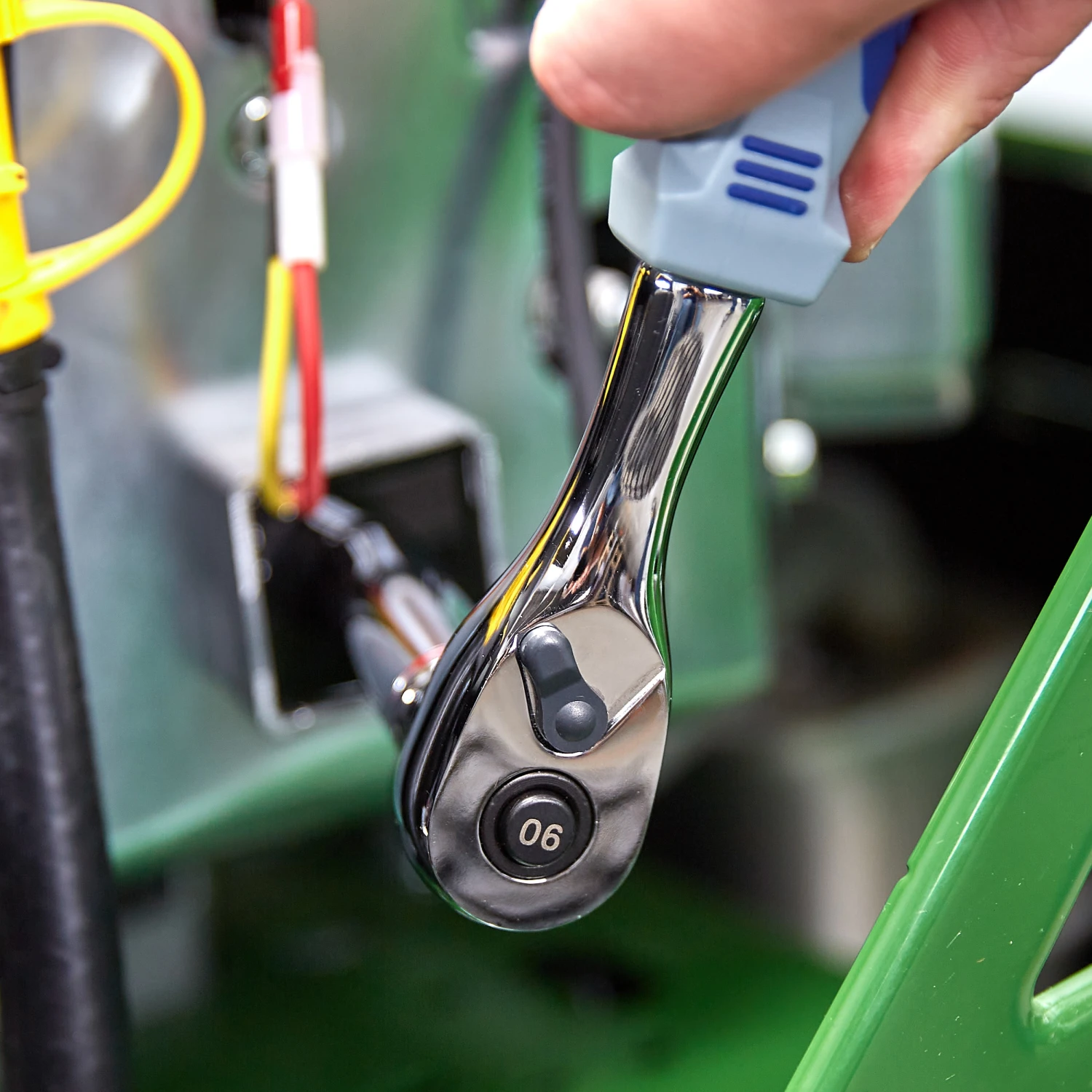 Kobalt Ratchets & Ratchet Sets Ergonomic 90-Tooth 3/8-in Drive Quick-release Standard Ratchet 4 Kobalt Ratchets & Ratchet Sets Ergonomic 90-Tooth 3/8-in Drive Quick-release Standard Ratchet - Image 4