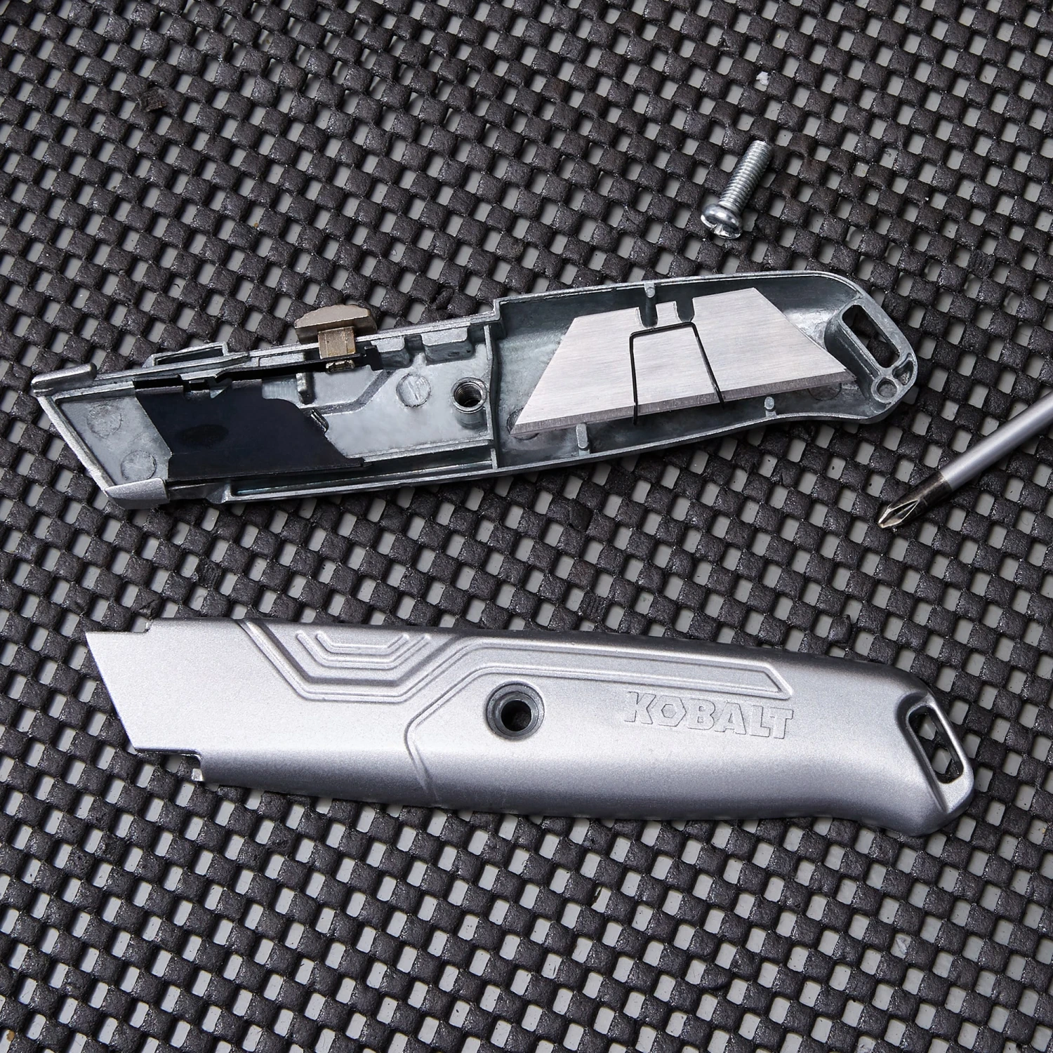 Kobalt Utility Knives Kobalt 2pk retractable utility knife 18mm 6-Blade Retractable Utility Knife with On Tool Blade Storage 3 Kobalt Utility Knives Kobalt 2pk retractable utility knife 18mm 6-Blade Retractable Utility Knife with On Tool Blade Storage - Image 3