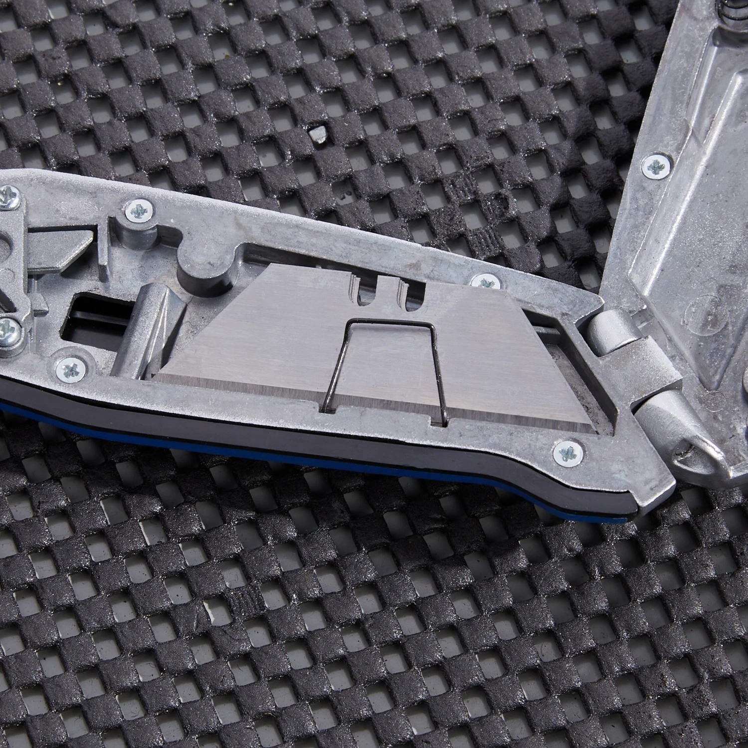 Kobalt Utility Knives Kobalt Auto Loading Retractable Utility Knife 18mm 5-Blade Retractable Utility Knife with On Tool Blade Storage 3 Kobalt Utility Knives Kobalt Auto Loading Retractable Utility Knife 18mm 5-Blade Retractable Utility Knife with On Tool Blade Storage - Image 3