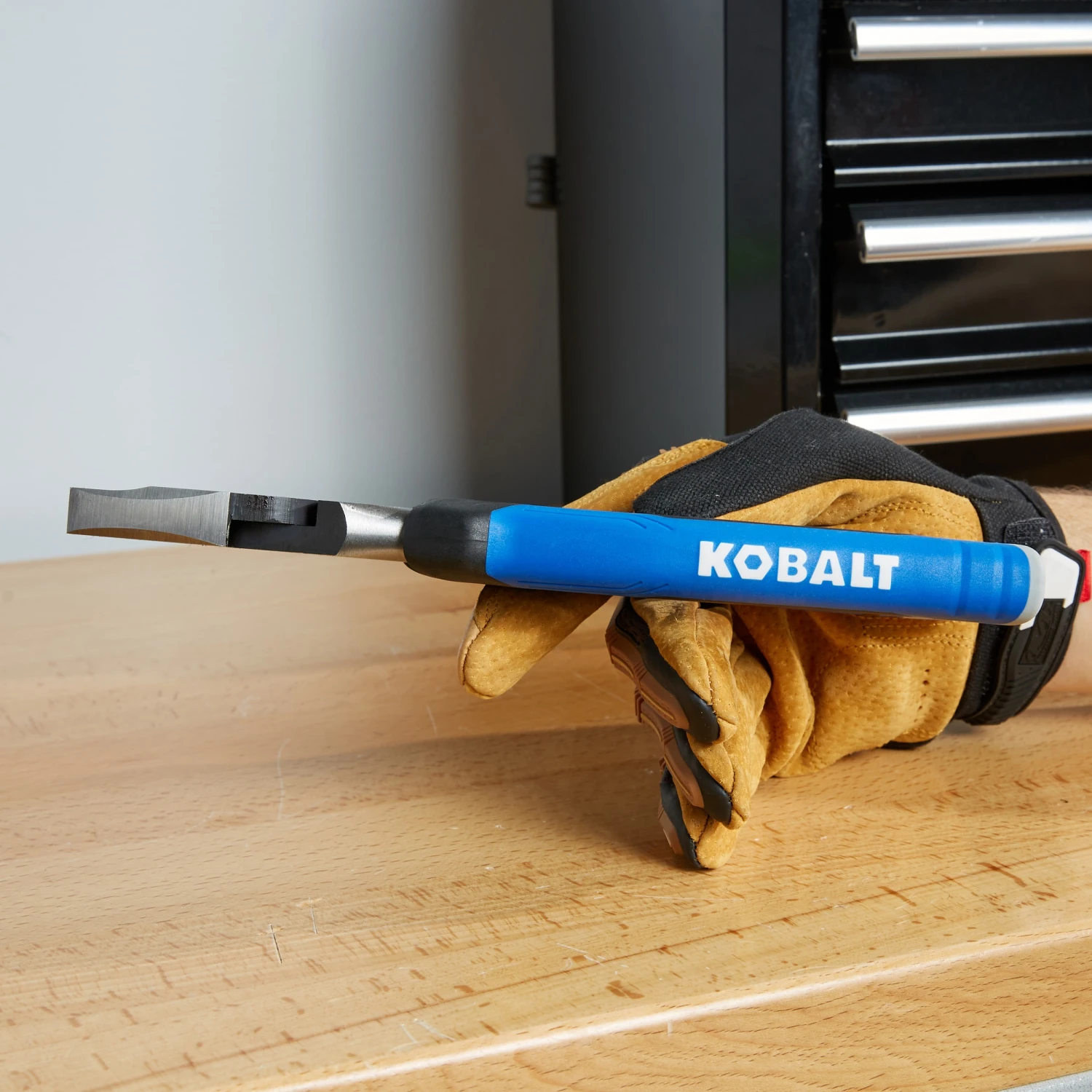 Kobalt 11.42-in Electrical Linesman Pliers with Wire Cutter 2 Kobalt 11.42-in Electrical Linesman Pliers with Wire Cutter - Image 2