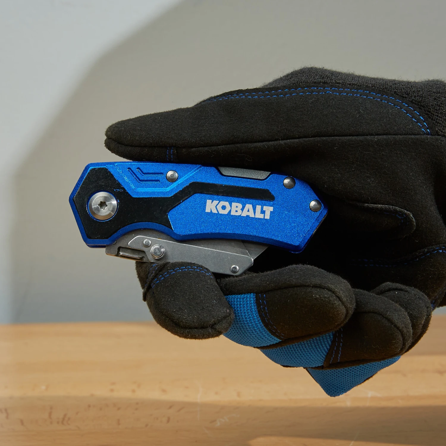 Kobalt Utility Knives Kobalt Compact Lockback Knife 18mm 1-Blade Folding Utility Knife 2 Kobalt Utility Knives Kobalt Compact Lockback Knife 18mm 1-Blade Folding Utility Knife - Image 2