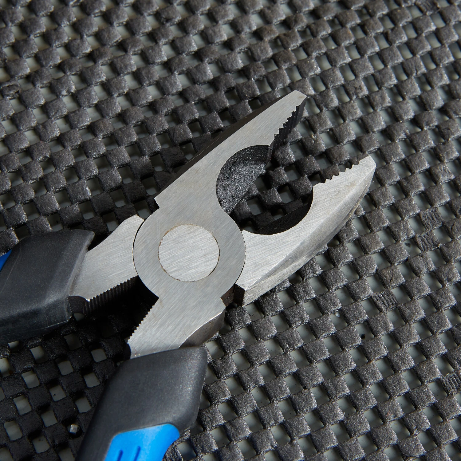 Kobalt 7-in Electrical Linesman Pliers with Wire Cutter 3 Kobalt 7-in Electrical Linesman Pliers with Wire Cutter - Image 3