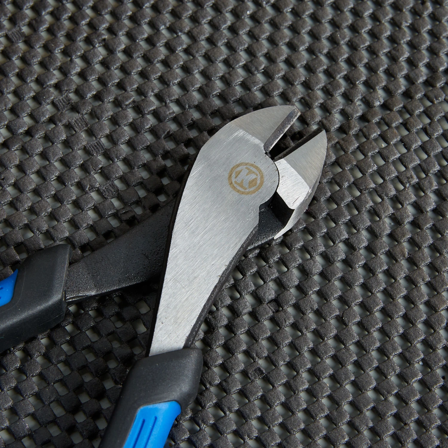 Kobalt 7.28-in Electrical Pliers with Wire Cutter 3 Kobalt 7.28-in Electrical Pliers with Wire Cutter - Image 3