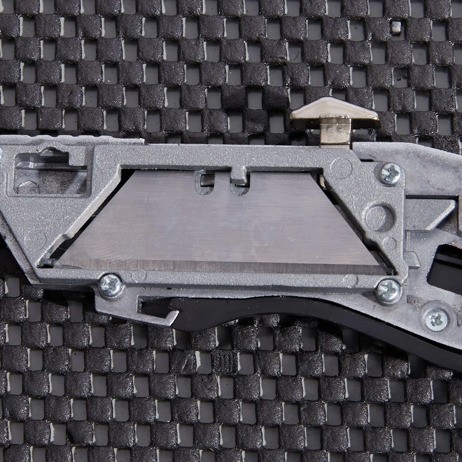 Kobalt Utility Knives Kobalt Auto Loading Retractable Utility Knife 18mm 5-Blade Retractable Utility Knife with On Tool Blade Storage 4 Kobalt Utility Knives Kobalt Auto Loading Retractable Utility Knife 18mm 5-Blade Retractable Utility Knife with On Tool Blade Storage - Image 4