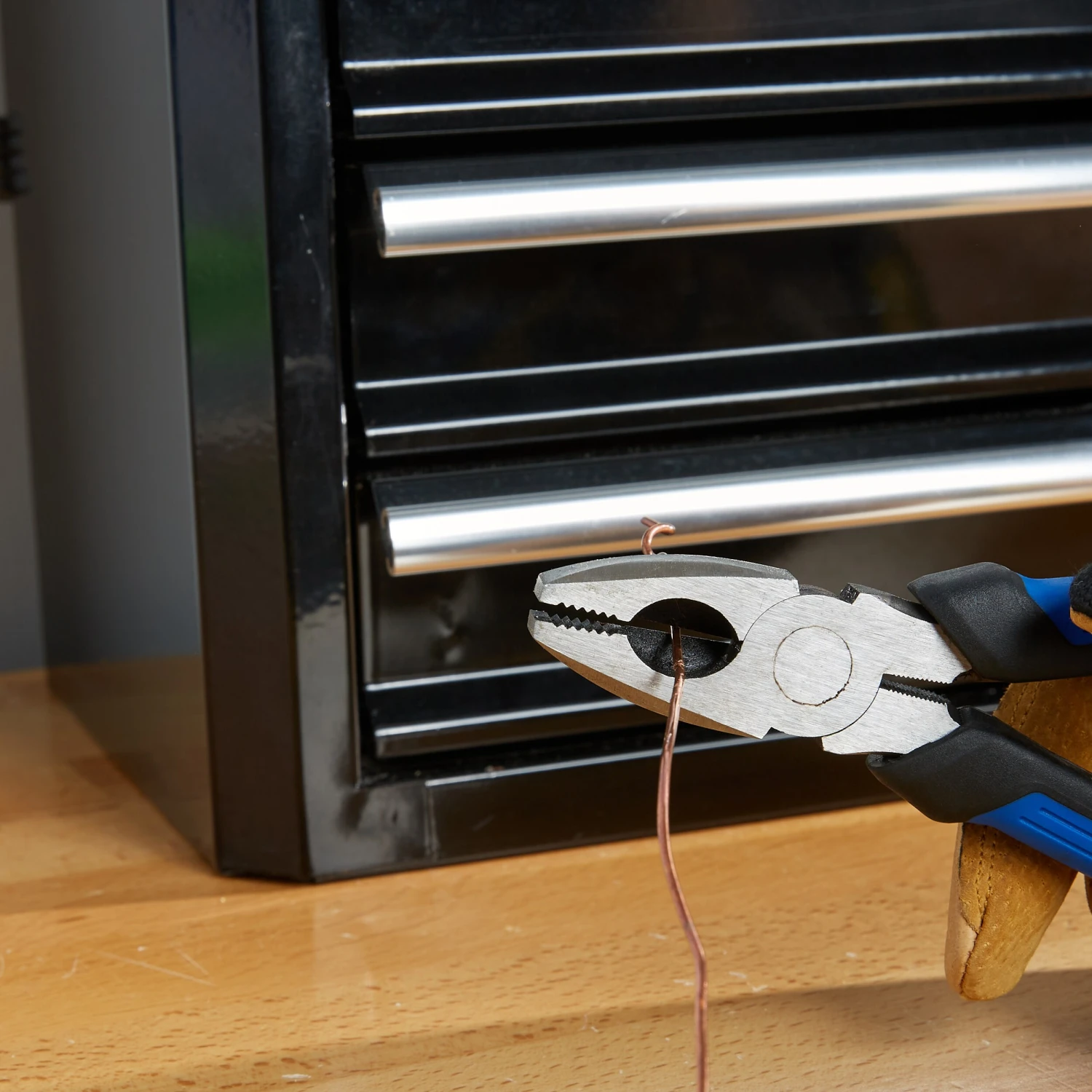 Kobalt 7-in Electrical Linesman Pliers with Wire Cutter 4 Kobalt 7-in Electrical Linesman Pliers with Wire Cutter - Image 4